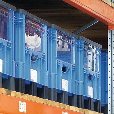 Store blå transportkasser med plukkeåbning på lagerreol