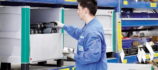 Foto Mitarbeiter entnimmt Gegenstände durch die Entnahmeklappe des Schwerlastbehälters SL 02 Foto Mitarbeiter entnimmt Gegenstände durch die Entnahmeklappe des Schwerlastbehälters SL 02