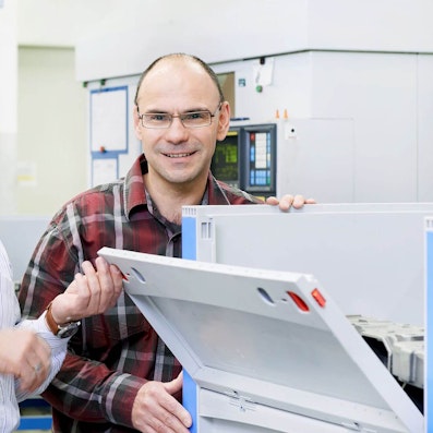 Foto Schwerlastbehälter SL Ansicht der leicht zu bedienenden Entnahmeklappe, Referenz Schmersal Foto Schwerlastbehälter SL Ansicht der leicht zu bedienenden Entnahmeklappe, Referenz Schmersal