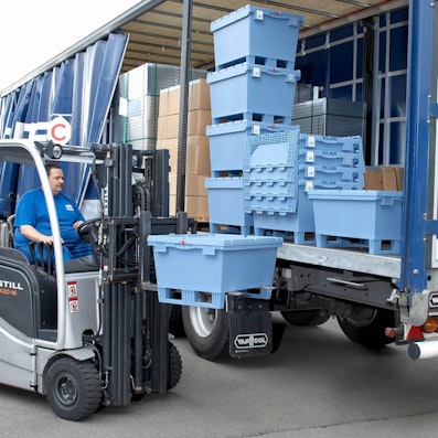 Foto Verladen von gefüllten und leern Großbehältern MB in einen LKW, Vergleich der Platzersparnis Foto Verladen von gefüllten und leern Großbehältern MB in einen LKW, Vergleich der Platzersparnis