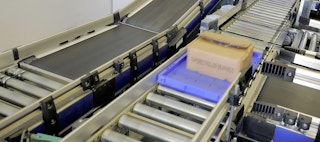 Tablar mit Kartonage auf Rollenbahn 01 Tablar mit Kartonage auf Rollenbahn 01