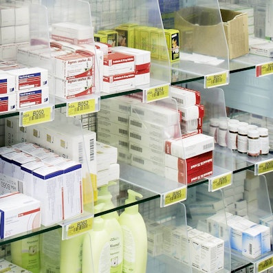 Detailansicht Fachbodenregal mit Glasboden und dursichtigen Fachteilern Detailansicht Fachbodenregal mit Glasboden und dursichtigen Fachteilern