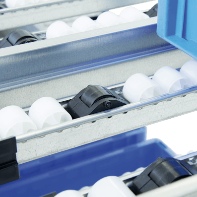 Detailansicht einer Bremsrolle in einer Rollenleiste mit Zylinderrollen und Kunststoffachse für ein Stückgutdurchlaufregal 02 Detailansicht einer Bremsrolle in einer Rollenleiste mit Zylinderrollen und Kunststoffachse für ein Stückgutdurchlaufregal 02