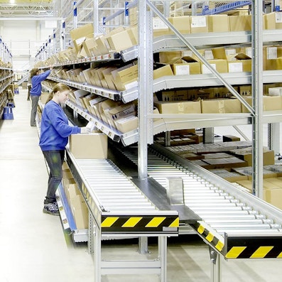 Foto Stückgutdurchlaufregal mit Durchlaufrahmen mit integrierter Fördertechnik, Referenz SK Pharma Logistics GmbH 01 Foto Stückgutdurchlaufregal mit Durchlaufrahmen mit integrierter Fördertechnik, Referenz SK Pharma Logistics GmbH 01