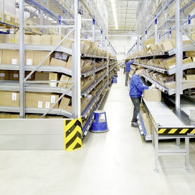 Foto Stückgutdurchlaufregal mit Durchlaufrahmen mit integrierter Fördertechnik, Referenz SK Pharma Logistics GmbH 02 Foto Stückgutdurchlaufregal mit Durchlaufrahmen mit integrierter Fördertechnik, Referenz SK Pharma Logistics GmbH 02