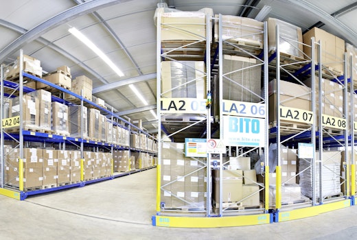 Die Haper Papprint GmbH hat in ihrem neuen Logistikzentrum eine verfahrbare Regalanlage vom Typ PROmobile synchro im Einsatz. Sie bietet eine enorm hohe Lagerkapazität, weil sich Bediengänge einsparen lassen.