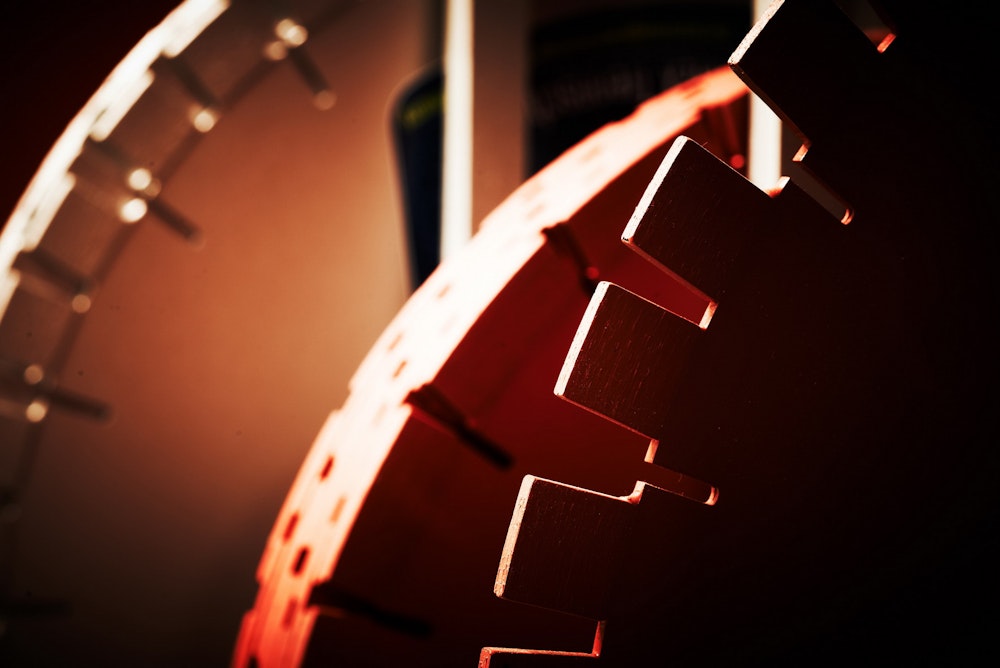 Produkte, die aus Stein Kunstwerke bis hin zu Küchenarbeitsplatten machen können: J. König bietet zum Beispiel Diamanttrennscheiben, ...