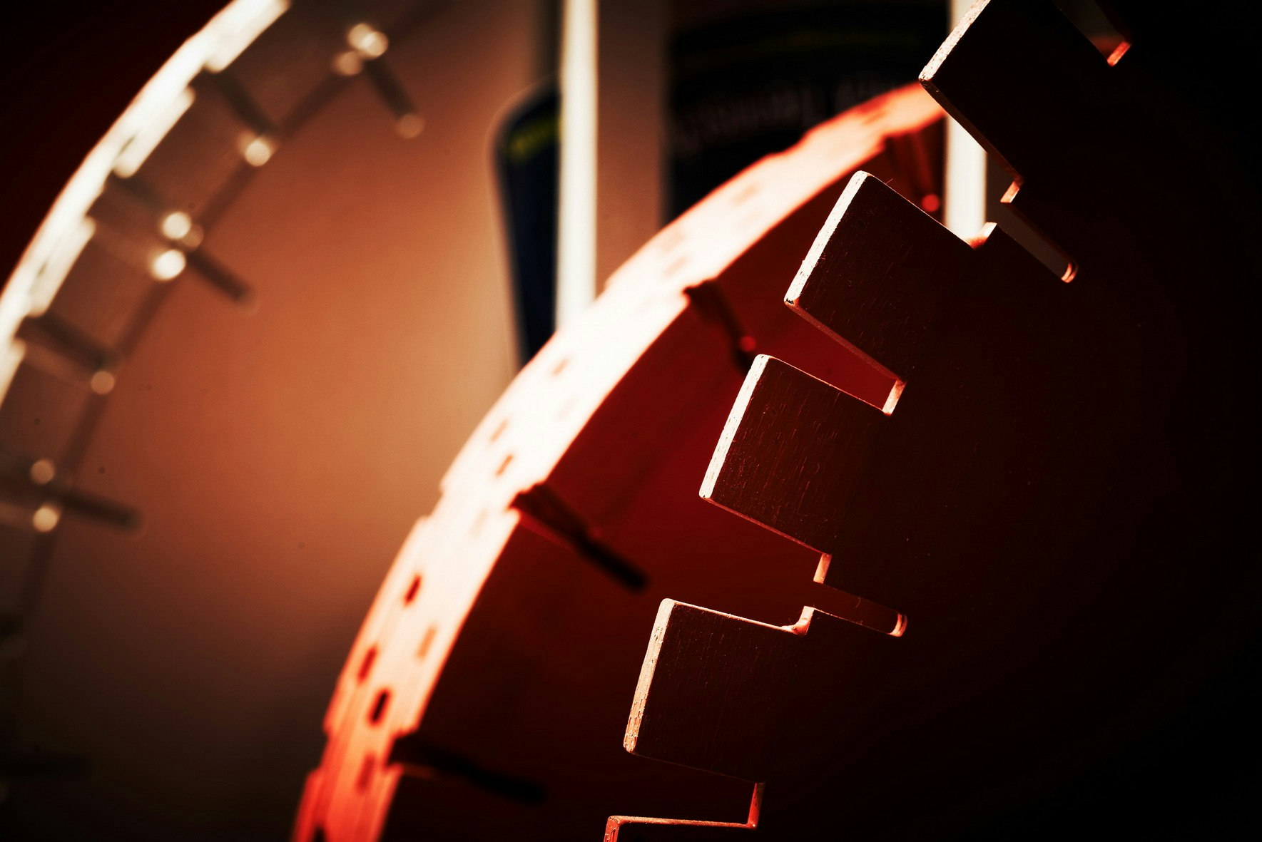 Produkte, die aus Stein Kunstwerke bis hin zu Küchenarbeitsplatten machen können: J. König bietet zum Beispiel Diamanttrennscheiben, ...