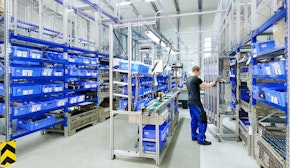 Workers in a mail order company scan packages for shipping // Arbeiter in einem Versandhandel scannt Pakete für den Versand ein