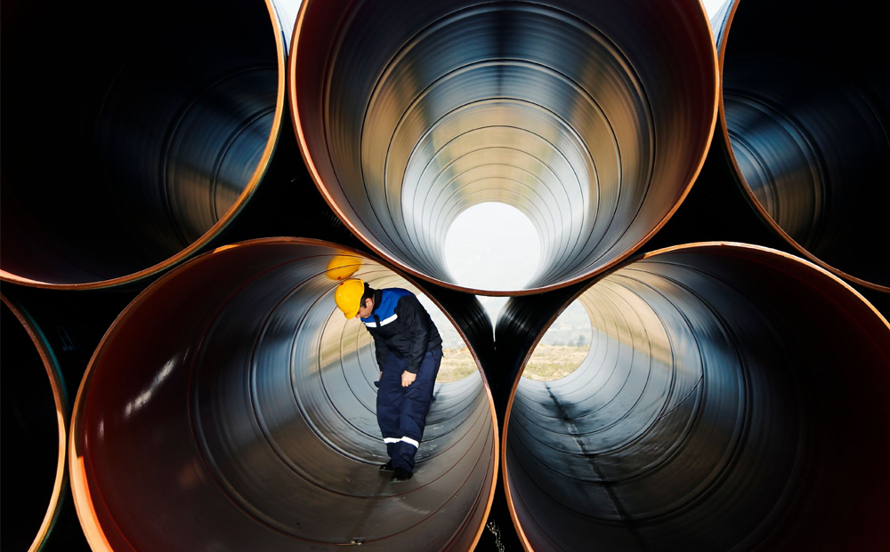 ondergronds tunnelwerk van enorme buizen voor ondergronds transport